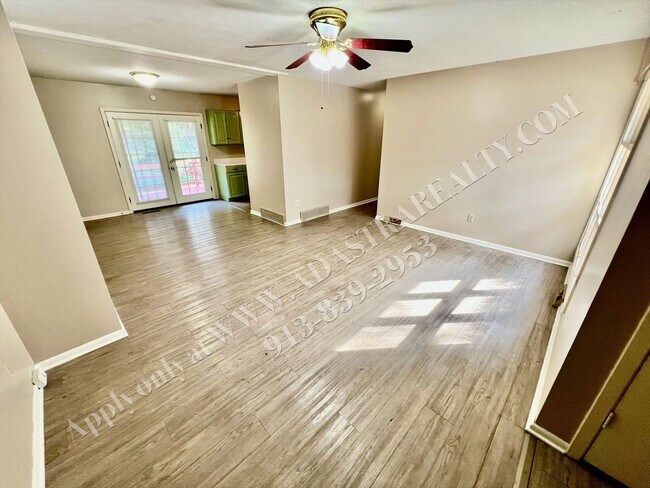 Foto del edificio - Spacious Shawnee Duplex-Available NOW!!