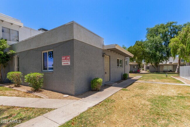 Building Photo - 2633 W Ocotillo Rd