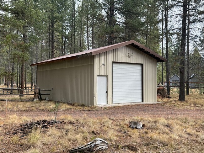 Foto del edificio - Seasonal  |  Available April