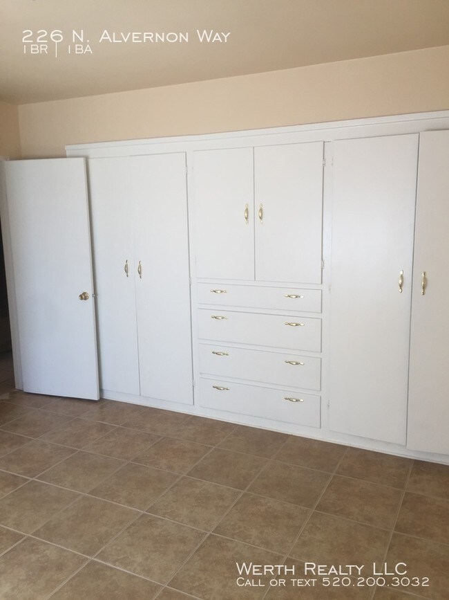 Building Photo - 1 Bedroom with large fenced yard