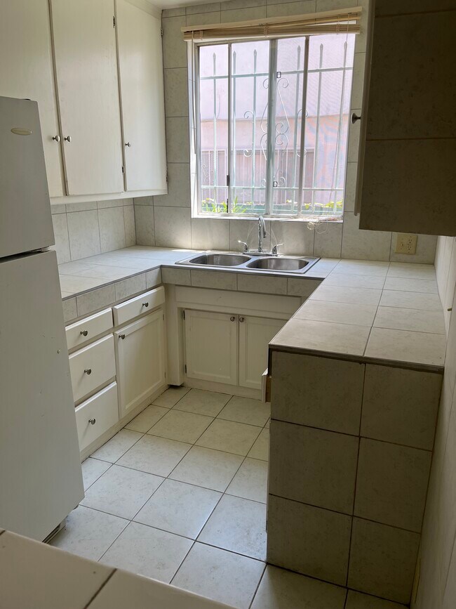 Foto del edificio - 827 N Hudson Ave