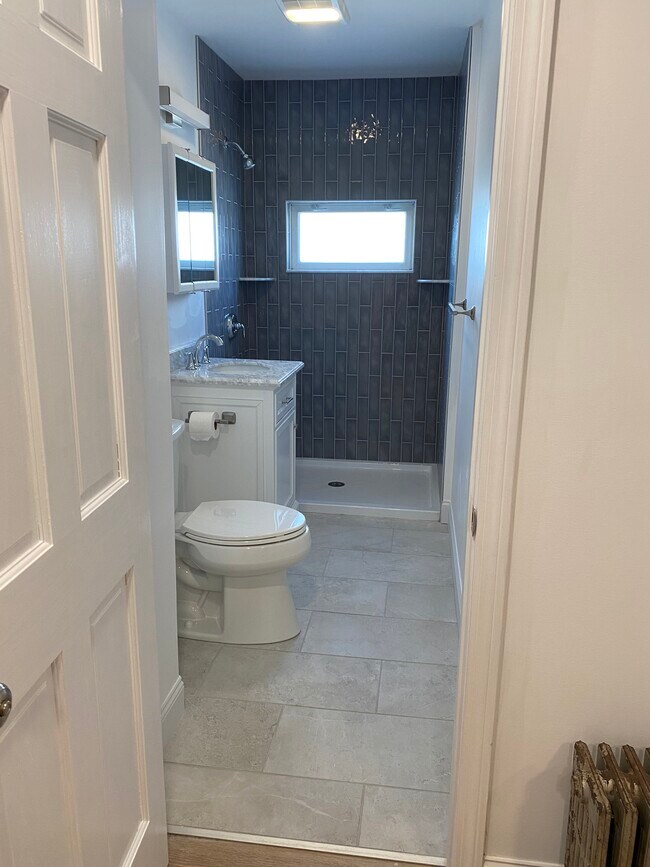 Baño - 100 Fisher St