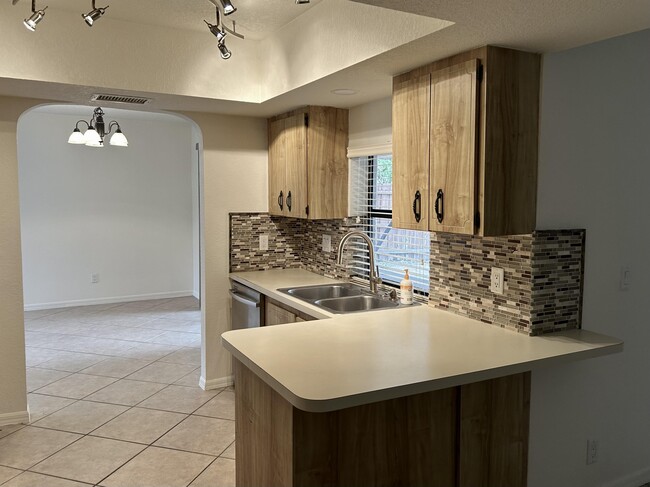 Building Photo - 6162 Amberwoods Dr
