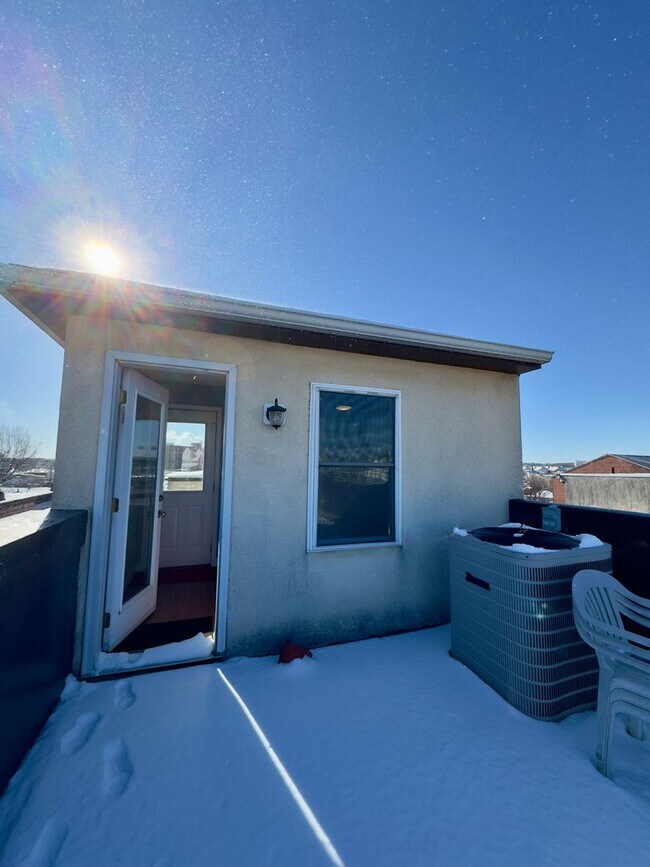 Foto del edificio - Charming 3-Bedroom Home with Modern Featur...