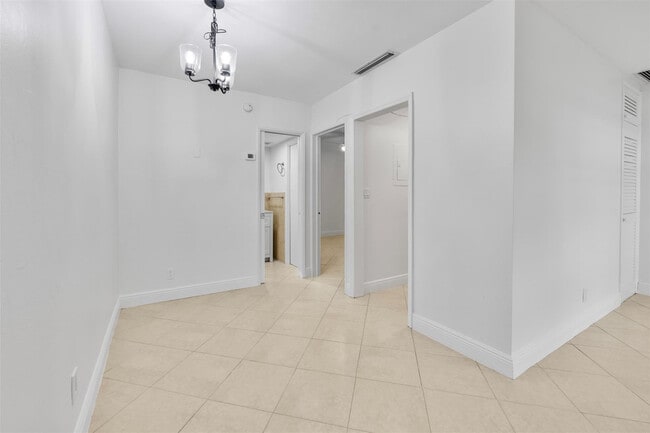 Building Photo - 815 Middle River Dr