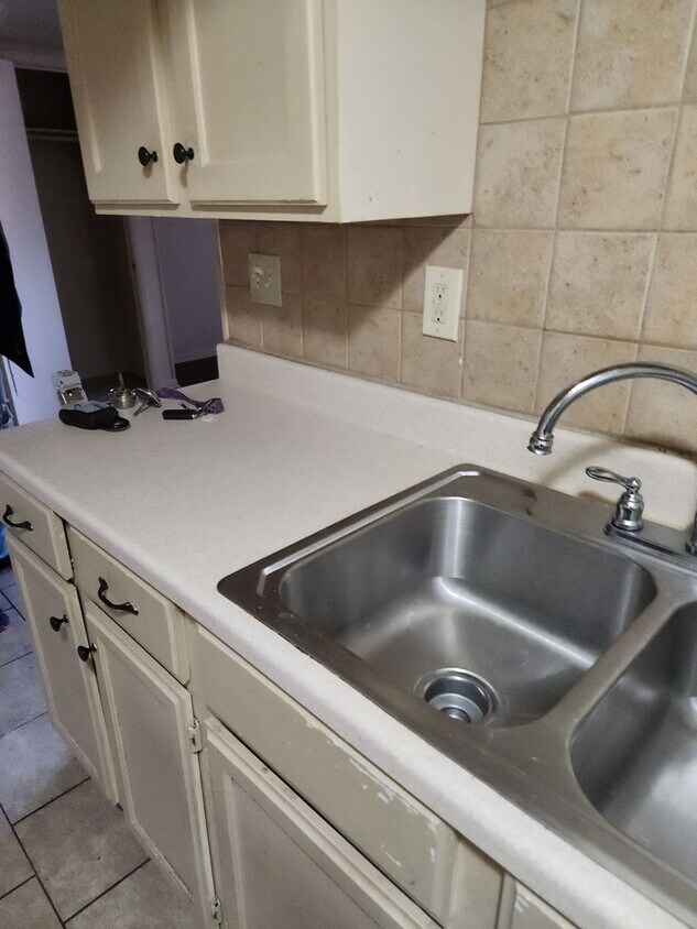 Building Photo - 1 Bedroom, 1 Bath Apartment