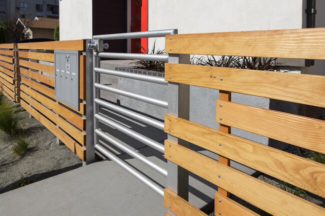 Puerta de entrada al patio delantero - 741 Wilcox Ave