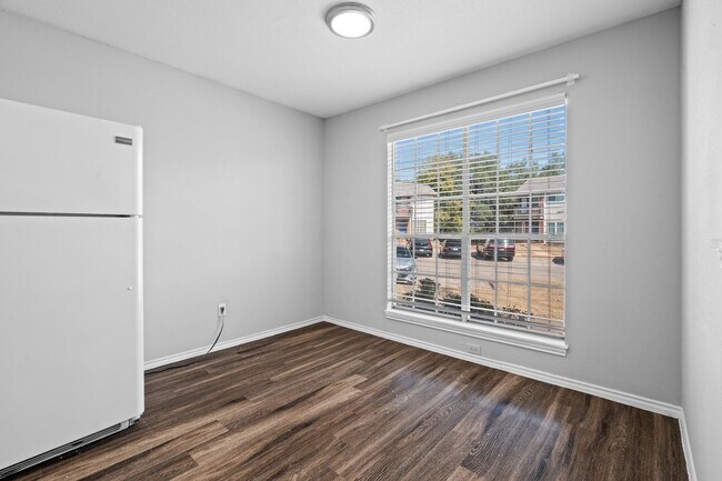 Foto del edificio - Near Downtown Townhome - 2BD/2.5BA - New finish - W/D  - $1350 W Rent Credit