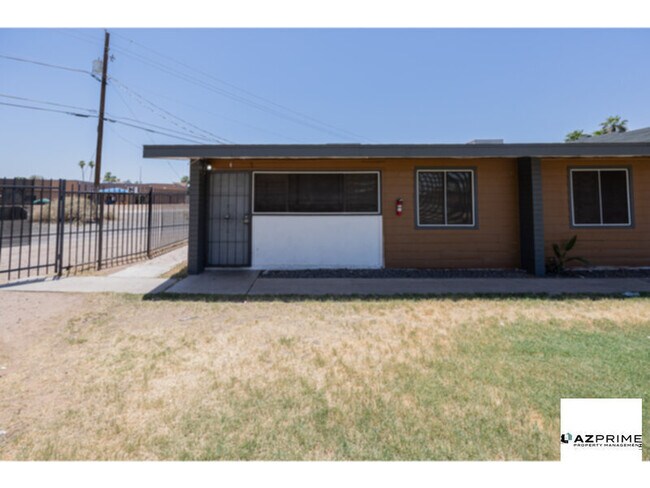 Foto del edificio - Lovely 2/1 Phoenix Apartment - Corner Unit with Views &amp; Vaulted Ceilings!