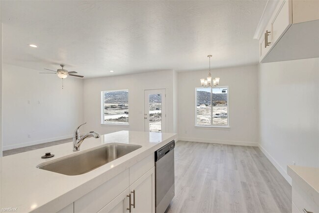 Building Photo - 4 br, 3 bath Townhome - 7095 North Silver ...