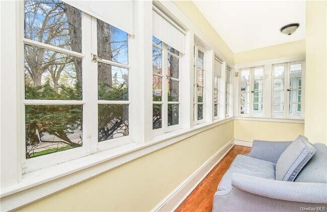 Foto del edificio - 6216 Riverdale Ave