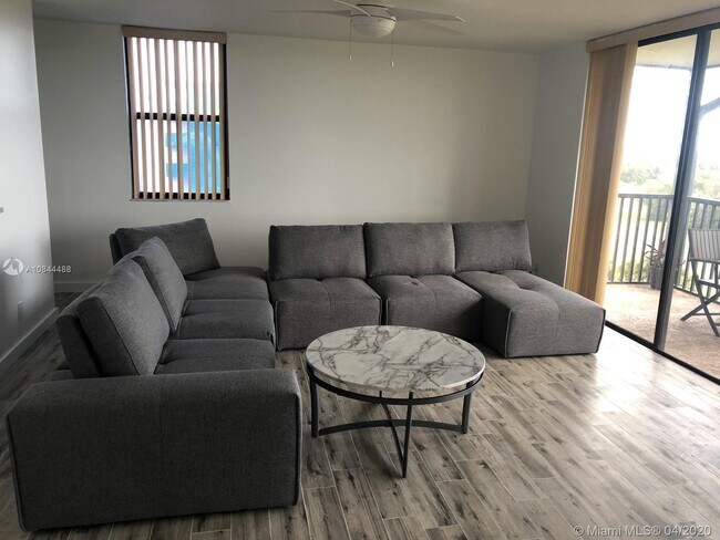 Building Photo - 105 Lake Emerald Dr