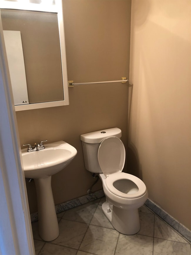 Building Photo - 2004 Spencer St