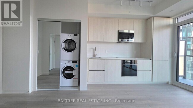 Photo du bâtiment - 110 Broadway Ave