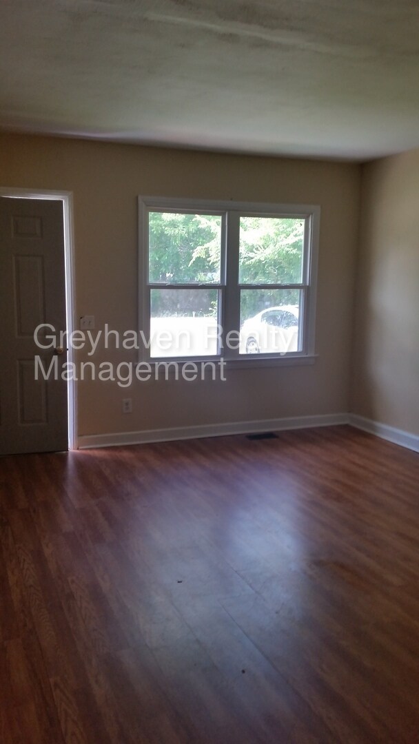 Building Photo - 5107 Sunbeam Ave