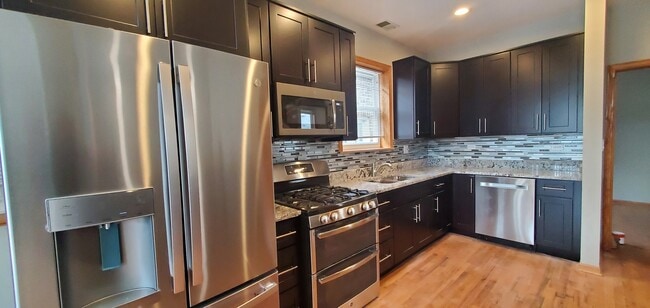 Foto del edificio - 2554 W Walton St