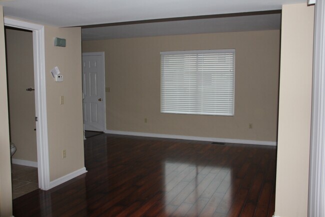 Foto del edificio - 649 Summer Winds Ln