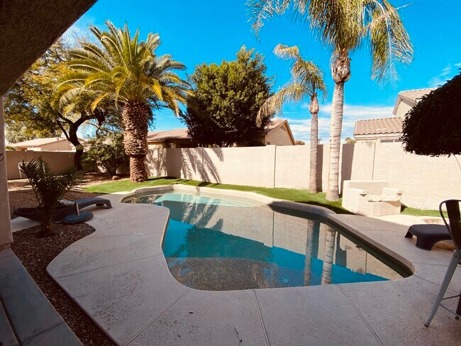 Foto del edificio - 6804 W Lone Cactus Dr
