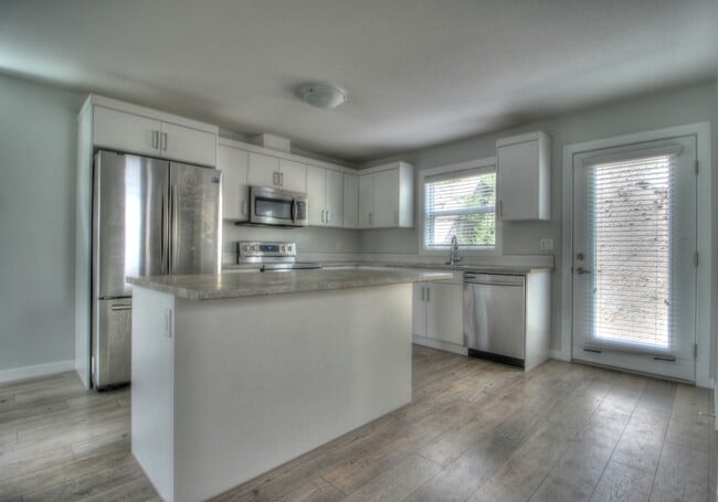 Building Photo - 5017-5027 aveUPPER