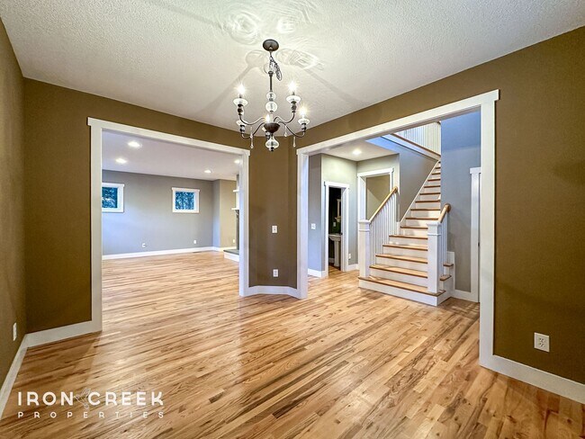 Building Photo - Spacious Three Bedroom Craftsman in the Re...