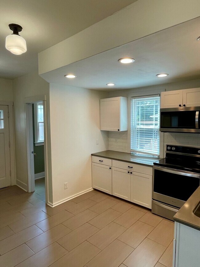 Foto del edificio - Beautiful & Spacious 3 Bedroom Rental Home...