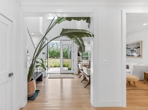 Building Photo - 17 Bayview Rd N