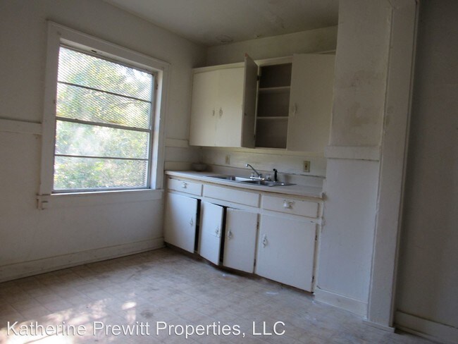 Building Photo - 820 W 23rd St
