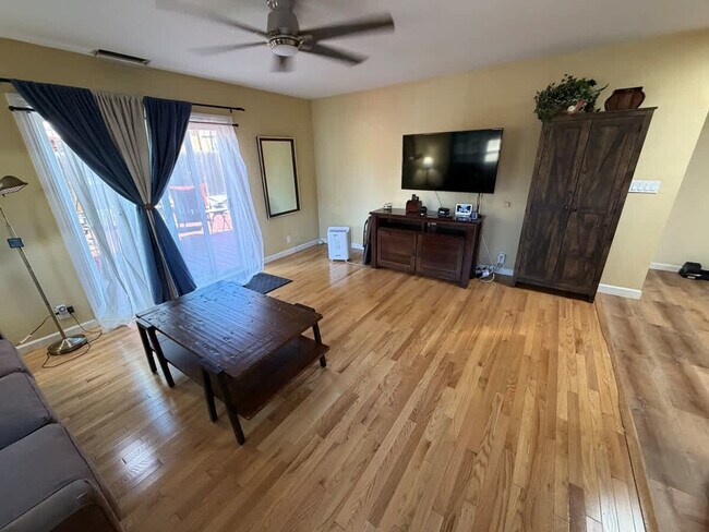 Building Photo - 2069 Horne St