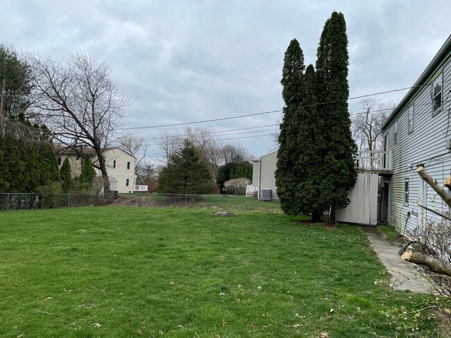 Building Photo - 906 Willcliff Dr