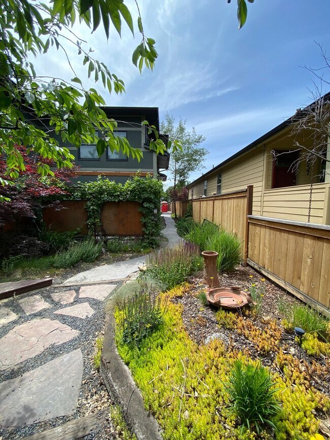 Building Photo - 13THTOWNHOME
