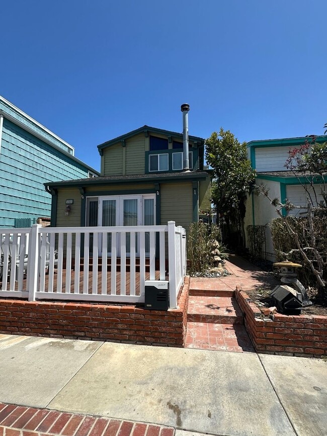 Building Photo - Huntington Beach Home
