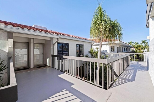 Foto del edificio - 6365 Bahia Del Mar Blvd S