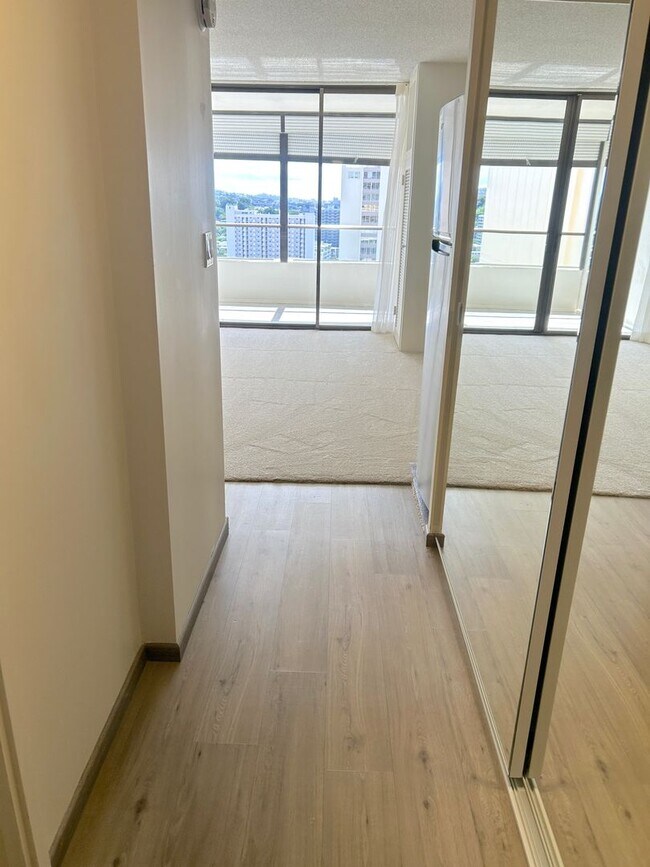 Foto del edificio - Available Now - High Floor Studio Apartmen...