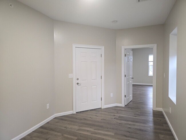 Foto del edificio - NEW LISTING: 1-Bed w/ Private Laundry & Parking