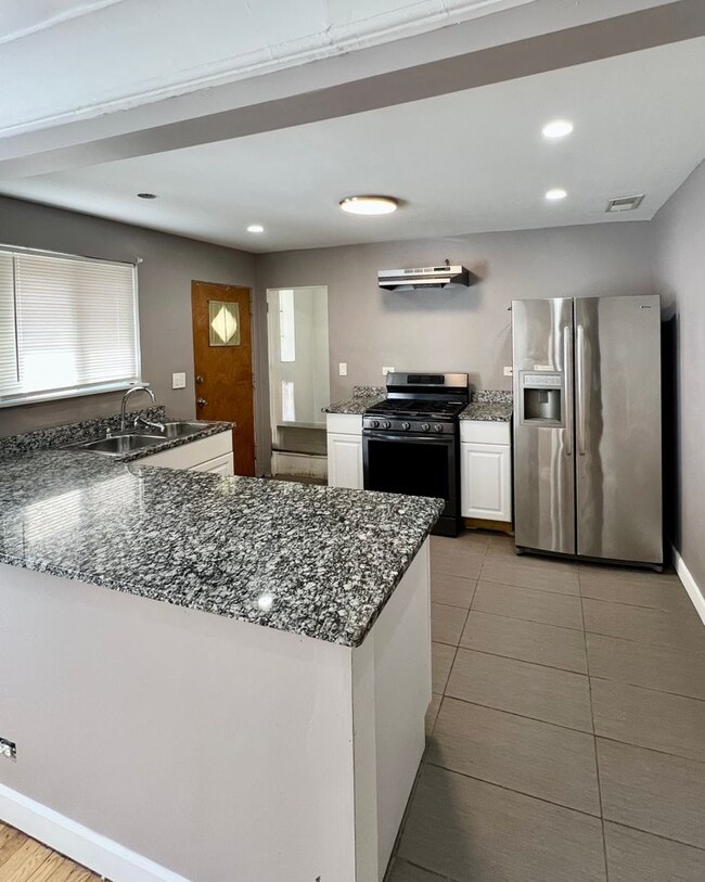Building Photo - Private & Charming 2 Bed/1 Bath Ranch Styl...