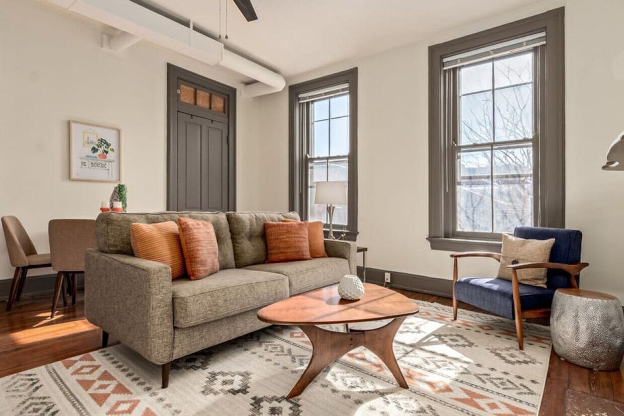 Foto principal - 126 E 13th St
