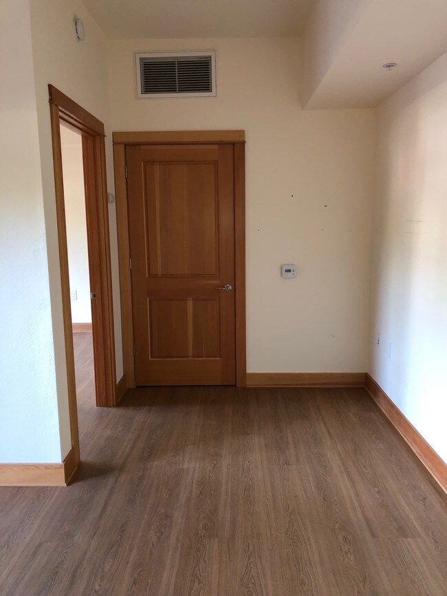 Foto del edificio - 215 N Pomona Ave
