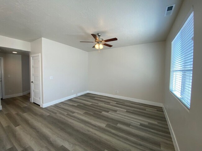 Foto del edificio - Beautiful 3 Bedroom Townhome Close to Amenities! $200 Off First Month's Rent!