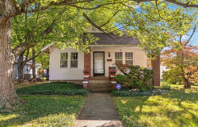 Building Photo - Adorable 3 Bedroom House near campus!