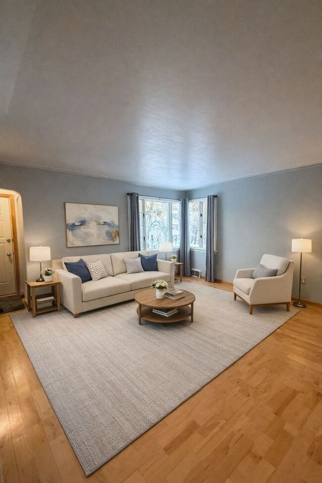 Building Photo - AVAILABLE NOW! - 2 Bed 1 Bath Home! Get 1/2 Off Your First Months Rent!