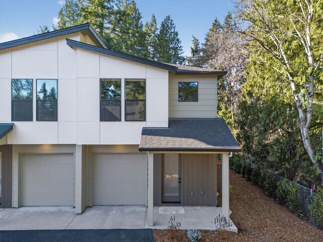 Building Photo - 10907 SE Home Ave