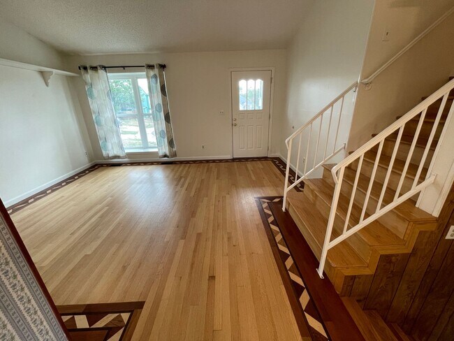 Building Photo - Completely Refinished Single Family Split ...