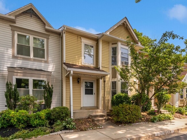 Building Photo - Really Cool, Spacious 3br Townhome with De...