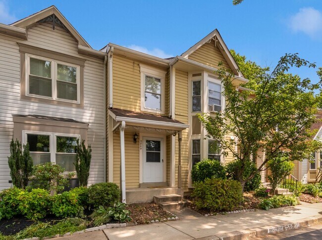 Foto del edificio - Spacious 3br Townhome with Deck& Patio. Ready NOW w/ Move-in Special!!!!