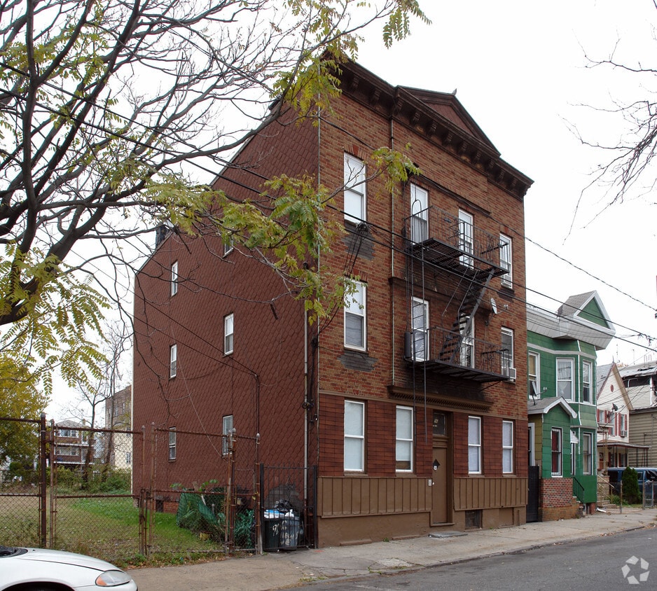 Primary Photo - 96 Seaview Ave