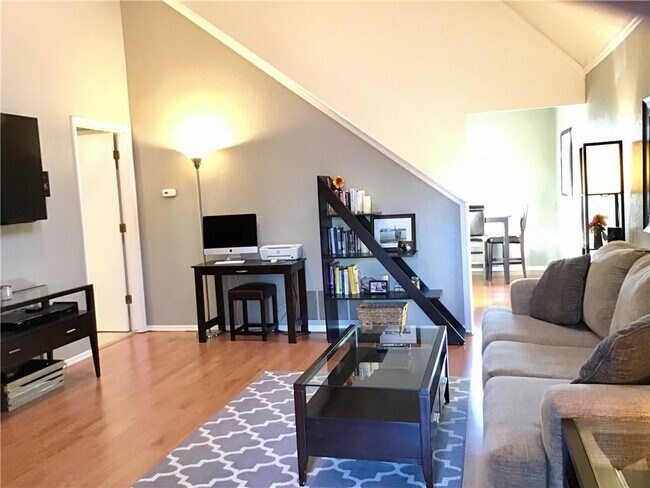 Foto del edificio - 2123 Lakecrest Dr