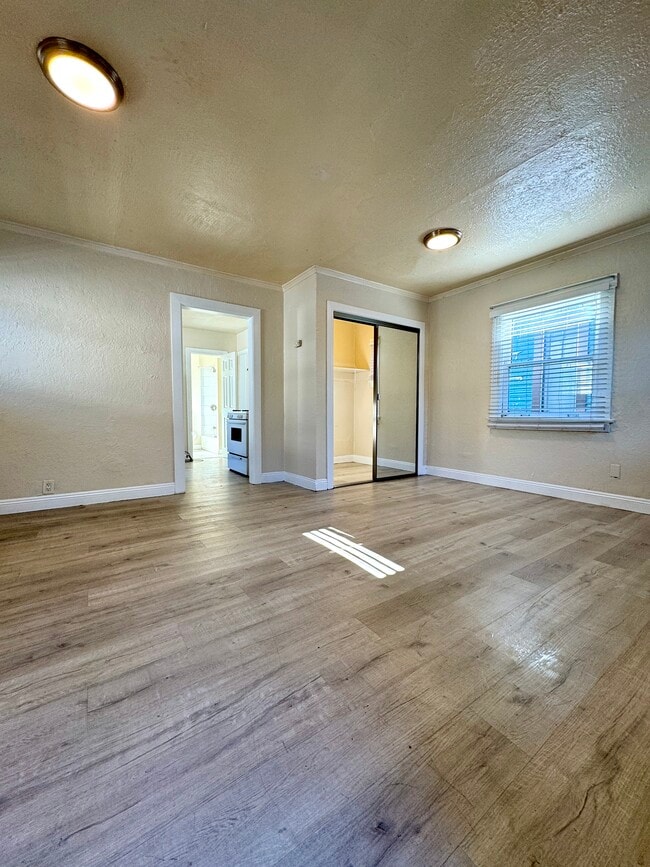 Photo - 4216 Woodlawn Ave Apartment