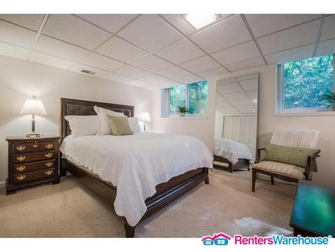Building Photo - 305 Beachland Dr NE