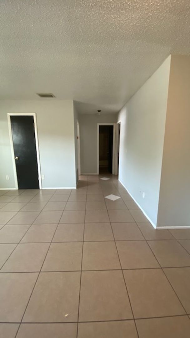 Building Photo - Nicely Remodeled & Updated 2 Bedroom 2 Bat...