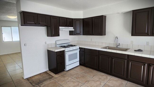 Building Photo - Centrally located Palm Desert duplex